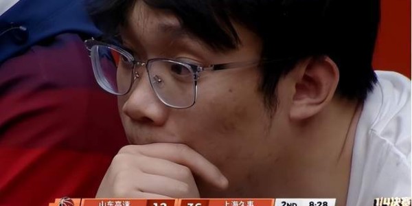 丁彦雨航现身高速大球场，山东男篮半场惨败26分，邱彪引援真离谱