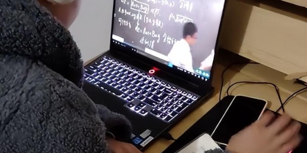 “家境差回去也只能玩手机”，大学生戳中父母痛处：穷就别提要求